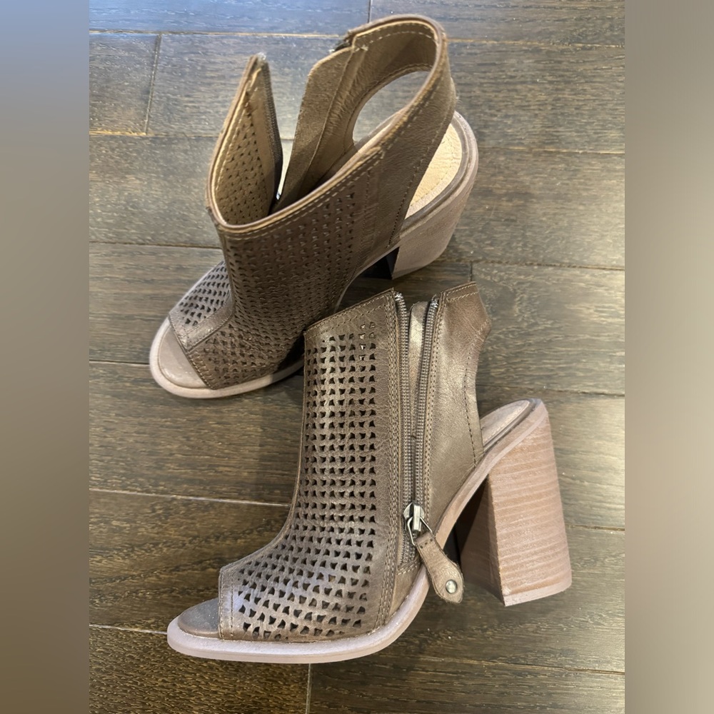 Never worn open toe sandal block heels - size 6
